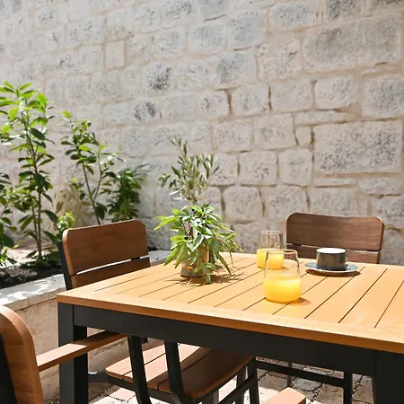 Milan Luxury Τρογκίρ